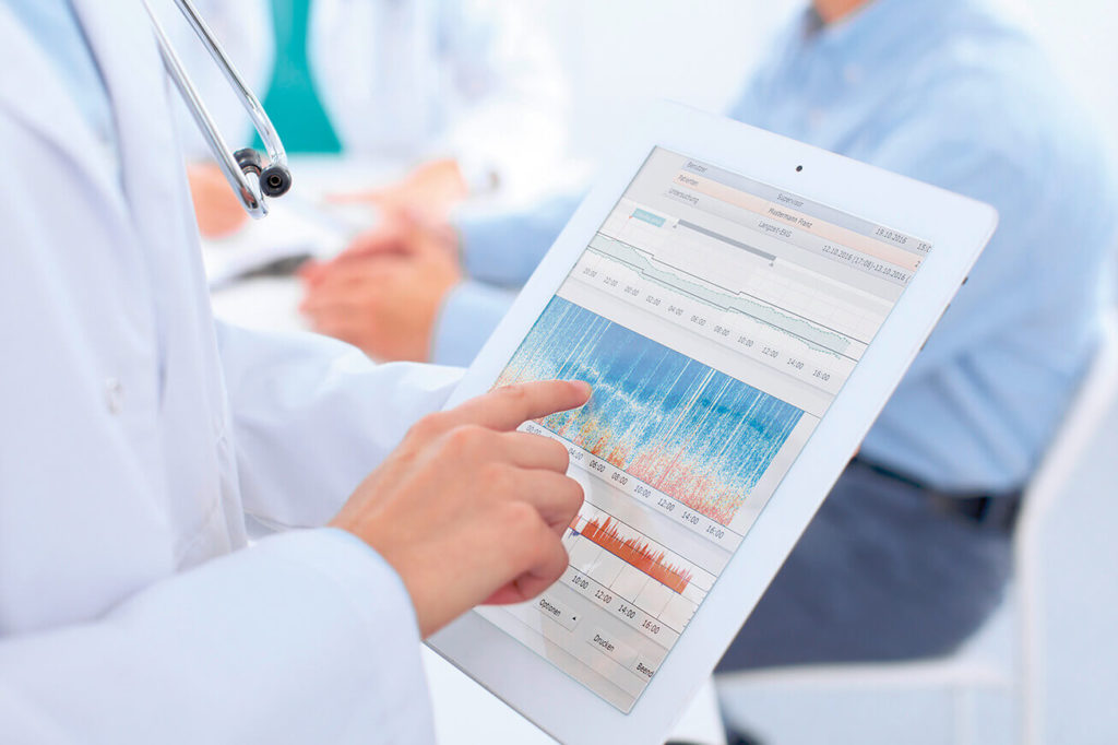 Arzt bedient ein Tablet mit Diagnose Daten